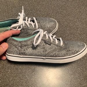 VANS Women’s Size 7.5 in Gray & White Paisley Pattern. Very Good Condition.